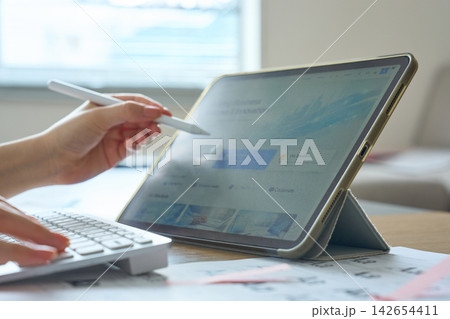 タブレットでWebデザインを制作する女性の手元 タブレットでWebデザインを制作する女性の手元 142654411
