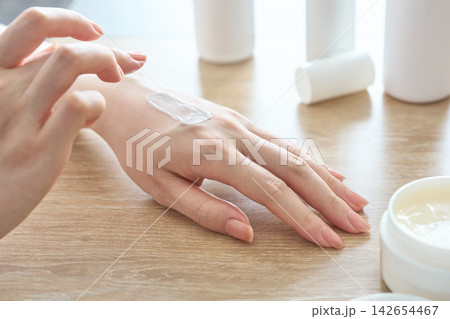 ハンドクリームを塗る女性の手元 ハンドクリームを塗る女性の手元 142654467