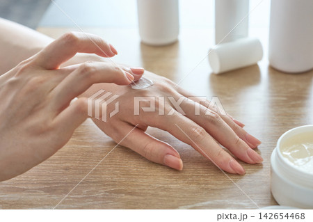 ハンドクリームを塗る女性の手元 ハンドクリームを塗る女性の手元 142654468