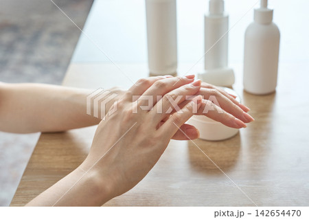ハンドクリームを塗る女性の手元 142654470