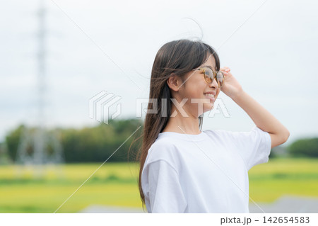 サングラスをかけた女の子 142654583