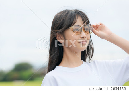 サングラスをかけた女の子 142654586