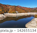 ＜空撮・ならまた湖＞紅葉に染まる晩秋の風景 142655134