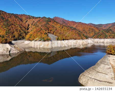 <空撮・ならまた湖>紅葉に染まる晩秋の風景 <空撮・ならまた湖>紅葉に染まる晩秋の風景 142655134