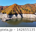 ＜空撮・ならまた湖＞秋の染まる湖に映える紅葉 142655135