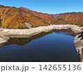 ＜空撮・ならまた湖＞秋の紅葉に染まるならまた湖 142655136