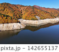 ＜空撮・ならまた湖＞秋の紅葉と湖に映える赤と黄色の葉 142655137