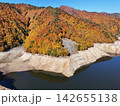 ＜空撮・ならまた湖＞秋の紅葉に染まる山々と湖面 142655138