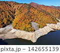 ＜空撮・ならまた湖＞紅葉する山と湖 142655139