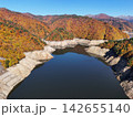 ＜空撮・ならまた湖＞秋の山々と湖に映える紅葉 142655140