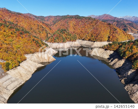 <空撮・ならまた湖>秋の山々と湖に映える紅葉 <空撮・ならまた湖>秋の山々と湖に映える紅葉 142655140