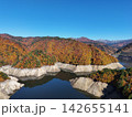 ＜空撮・ならまた湖＞秋の紅葉に染まる山々 142655141