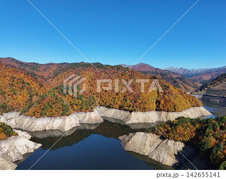<空撮・ならまた湖>秋の紅葉に染まる山々 <空撮・ならまた湖>秋の紅葉に染まる山々 142655141