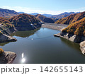 ＜空撮・ならまた＞ダム湖に映る秋の空 142655143