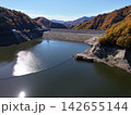 ＜空撮・ならまた湖＞ダム湖に反射する晩秋の光 142655144