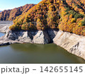 ＜空撮・ならまた湖＞秋の紅葉に染まる湖と湖面 142655145