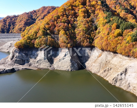 <空撮・ならまた湖>秋の紅葉に染まる湖と湖面 <空撮・ならまた湖>秋の紅葉に染まる湖と湖面 142655145