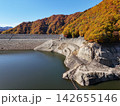 ＜空撮・ならまた湖＞上空から秋の紅葉に染まるならまた湖を望む 142655146