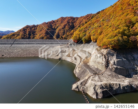 <空撮・ならまた湖>上空から秋の紅葉に染まるならまた湖を望む <空撮・ならまた湖>上空から秋の紅葉に染まるならまた湖を望む 142655146