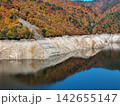 ＜空撮・ならまた湖＞湖面に染まる晩秋の紅葉 142655147