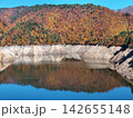 ＜空撮・ならまた湖＞秋の紅葉に染まる奈良俣の山々 142655148