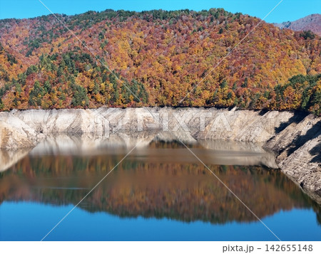 <空撮・ならまた湖>秋の紅葉に染まる奈良俣の山々 <空撮・ならまた湖>秋の紅葉に染まる奈良俣の山々 142655148