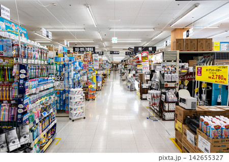 コーナン三鷹店　2階の生活用品売り場　通路　東京都三鷹市野崎 142655327