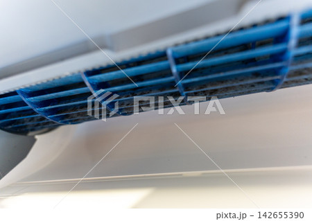 エアコン内部の送風ファンに付着したカビと汚れのクローズアップ写真 エアコン内部の送風ファンに付着したカビと汚れのクローズアップ写真 142655390