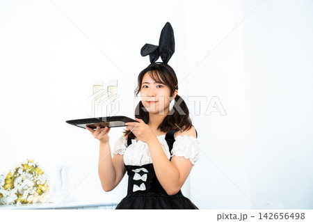 スパークリングワインを運ぶバニーガール スパークリングワインを運ぶバニーガール 142656498