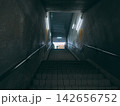 薄暗い地下駐車場の階段 142656752