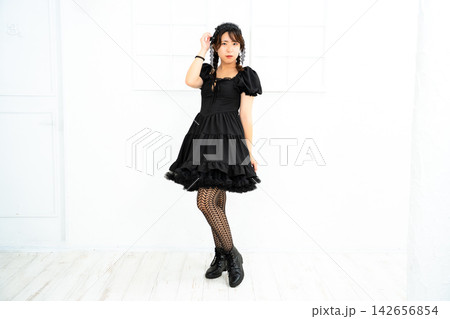 ゴスロリ衣装の女性 ゴスロリ衣装の女性 142656854