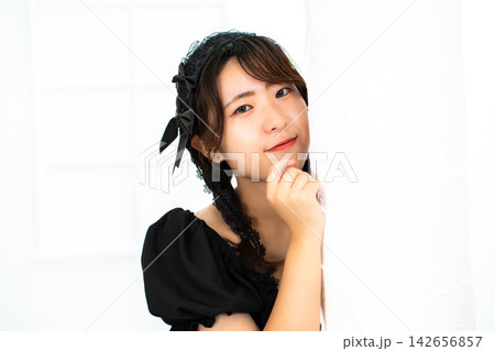 ゴスロリ衣装の女性 ゴスロリ衣装の女性 142656857