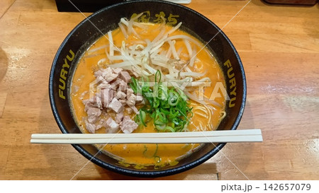 とんこつラーメン博多風龍の辛味噌とんこつラーメン とんこつラーメン博多風龍の辛味噌とんこつラーメン 142657079