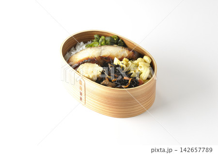 銀だらの西京焼き弁当を白背景で撮影 銀だらの西京焼き弁当を白背景で撮影 142657789