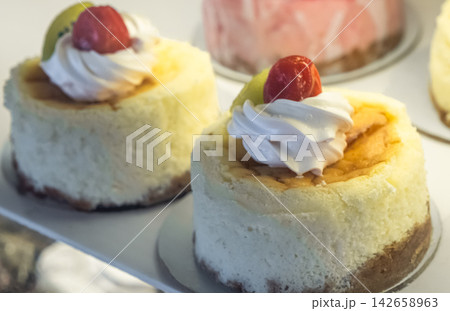 Sponge cakes displayed in shop display of confectionery or cafe 142658963