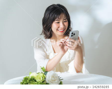 リラックスしてスマホを見る女性 リラックスしてスマホを見る女性 142659285