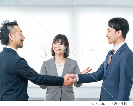 仲介ビジネス。握手、紹介、和解、契約、仲介業、事業承継、不動産、仲立ち、引き継ぎ、経営、企業、採用 仲介ビジネス。握手、紹介、和解、契約、仲介業、事業承継、不動産、仲立ち、引き継ぎ、経営、企業、採用 142659300