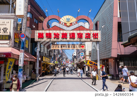 巣鴨地蔵通り商店街の賑わいと街並みの風景 巣鴨地蔵通り商店街の賑わいと街並みの風景 142660334