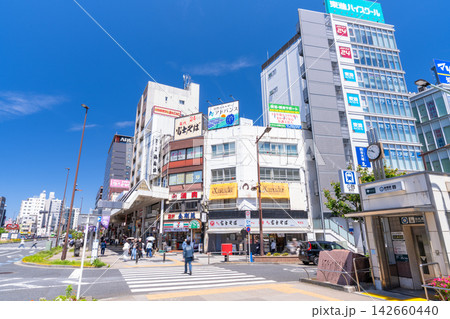 巣鴨駅前の繁華街と商業ビルが立ち並ぶ街並み 巣鴨駅前の繁華街と商業ビルが立ち並ぶ街並み 142660440