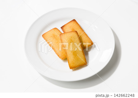 皿に盛られたフィナンシェ 皿に盛られたフィナンシェ 142662248