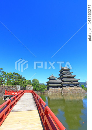 長野県松本市、国宝松本城と埋橋の風景 長野県松本市、国宝松本城と埋橋の風景 142663275