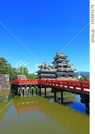 長野県松本市、国宝松本城と埋橋の風景 長野県松本市、国宝松本城と埋橋の風景 142663278