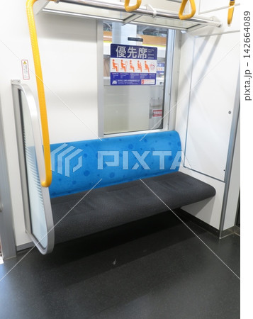 電車 優先席 青色 電車 優先席 青色 142664089