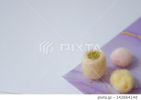 和モダンの上品な羊毛フェルトの茶菓子と緑茶 和モダンの上品な羊毛フェルトの茶菓子と緑茶 142664148