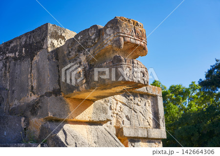 Chichen Itza snake head Yucatan Mexico Chichen Itza snake head Yucatan Mexico 142664306