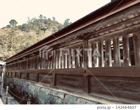神社仏閣の境内と歴史を感じる木造建築 142664607