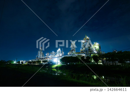 夜空に輝く化学工場のプラント夜景と照明の光 夜空に輝く化学工場のプラント夜景と照明の光 142664611