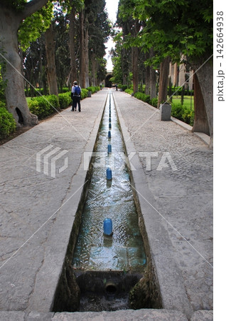 イラン、カシャーン郊外、フィン庭園、噴水のある水路 イラン、カシャーン郊外、フィン庭園、噴水のある水路 142664938