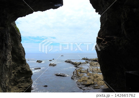 江の島岩屋から望む稚児ヶ淵 江の島岩屋から望む稚児ヶ淵 142665762