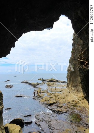 江の島岩屋から望む稚児ヶ淵 142665767